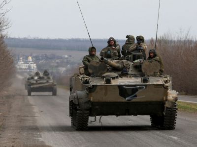 Российские военные на танке с символом "Z" в Мариуполе, 10 апреля, 2022 год. Фото: Alexander Ermochenko / Reuters