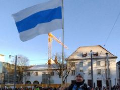 Михаил Долиев с флагом новой России