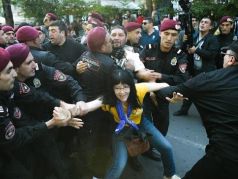 Полиция во время задержания участников протеста. Фото: Александр Патрин / ТАСС